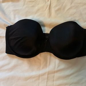 Women’s NWOT 36D Vanity Fair black strapless bra with underwire.